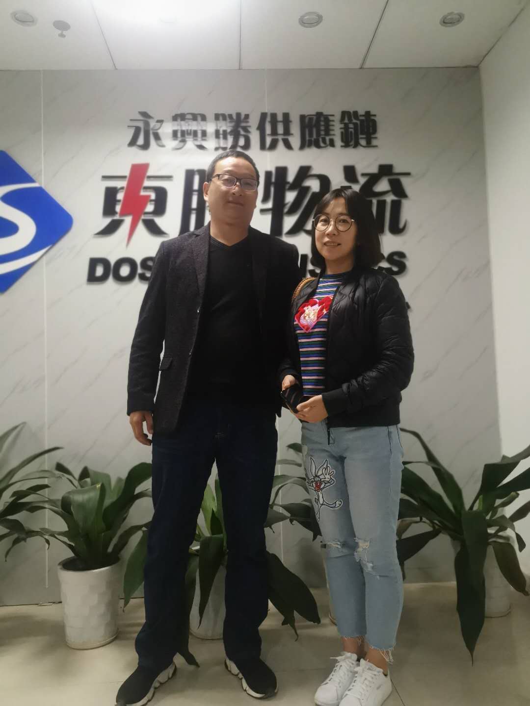 浙江某貨運公司運輸香港圓滿完成！客戶合影留念