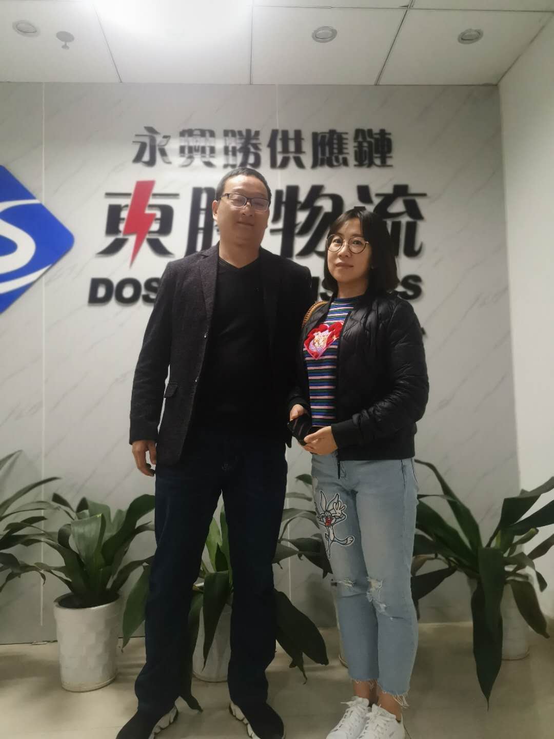 浙江某貨運(yùn)公司運(yùn)輸香港圓滿(mǎn)完成！客戶(hù)合影留念